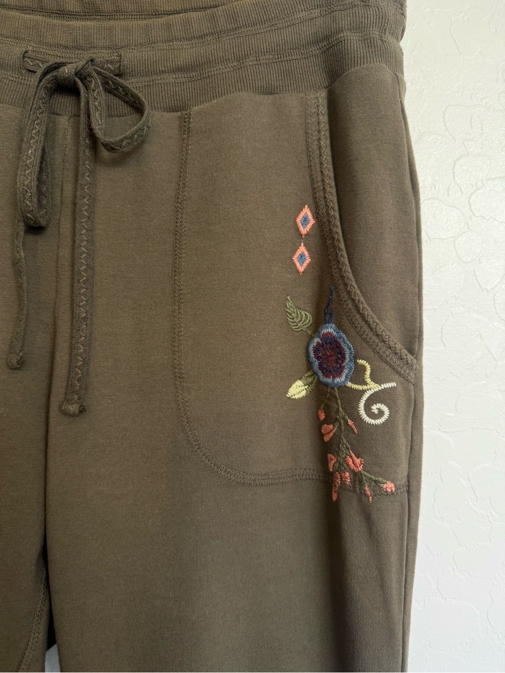 Johnny Was Embroidered French Terry Joggers Olive Green Size XS - Picture 6 of 8